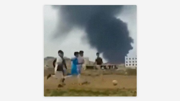 Niños yemeníes juegan fútbol mientras Israel bombardea Saná (video)