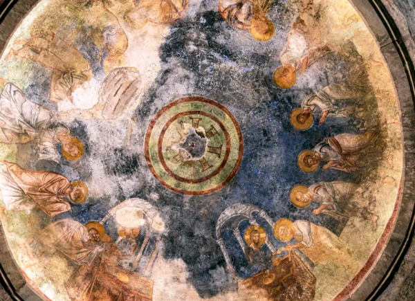 ¿Cuál es el origen del cónclave y la fumata blanca?