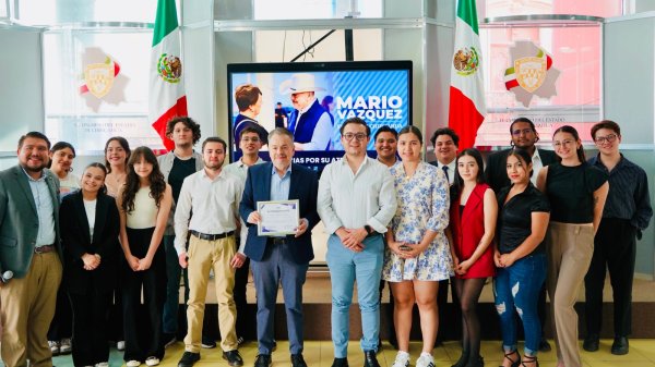Capacita Mario Vázquez a jóvenes senadores del modelo de Naciones Unidas