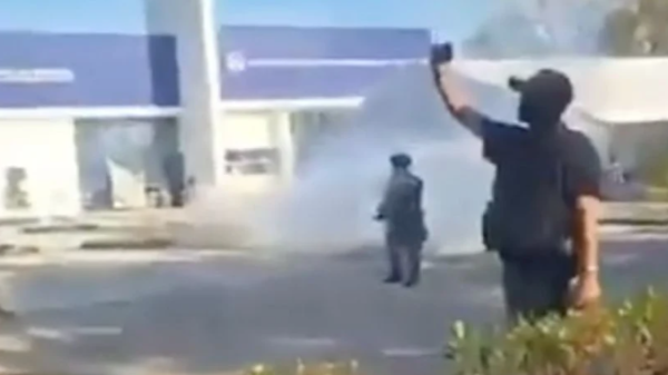 Antimotines y Guardia Nacional dispersan con gas lacrimógeno protesta estudiantil en Balancán