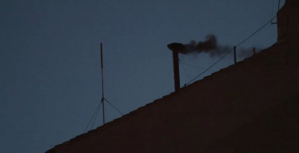 “Non habemus papam”: lanzan la primera fumata de humo negro tras votación en la Capilla Sixtina