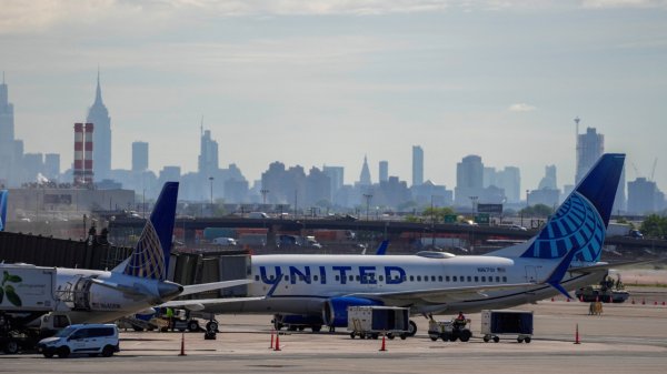 FAA restringe vuelos del aeropuerto de Newark tras fallo en sistema de control de tráfico