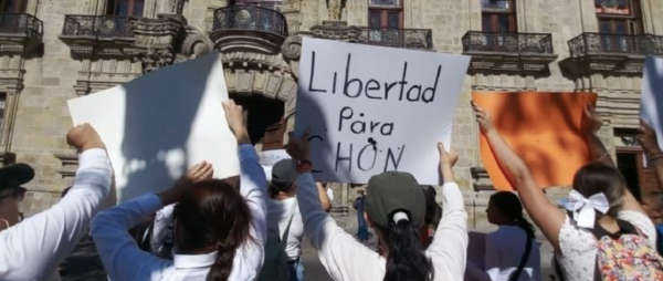 Habitantes de Teuchitlán marchan en defensa de su alcalde, ligado al rancho Izaguirre