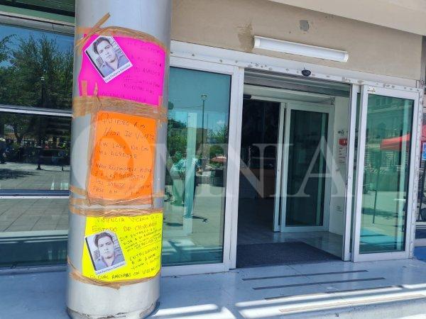 Acusan con cartulinas afuera del Congreso a presunto agresor, de violentador vicario y amenazas de violación sexual