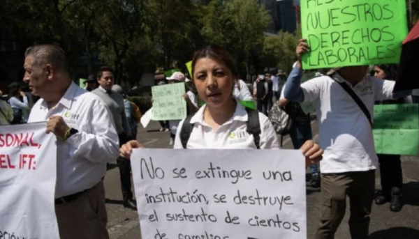 Trabajadores del IFT protestan frente al Senado para exigir certeza con sus liquidaciones