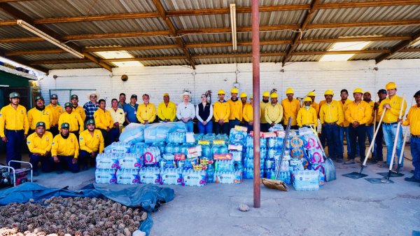 Entrega Mario Vázquez víveres y herramientas a brigadistas que combaten incendios forestales
