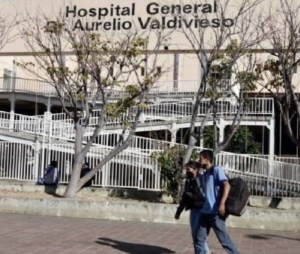 Abandono a hospital de Oaxaca: personal médico alumbra con luz de celular para continuar operando