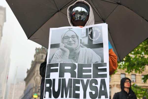 Juez de EU ordena liberar a estudiante turca propalestina detenida por agentes de ICE en marzo