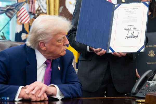 Donald Trump crea programa con vuelos gratuitos a migrantes para autodeportarse