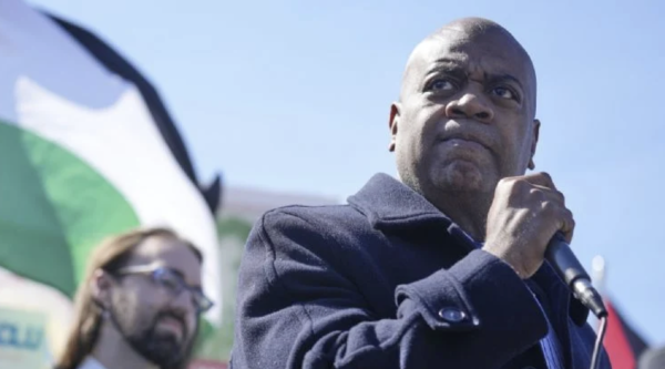 Arrestan a alcalde de Newark por 