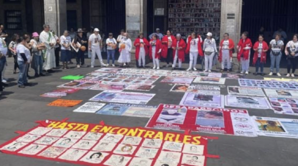 Colocan fichas de búsqueda en el centro de Cuernavaca; madres exigen audiencia con la gobernadora