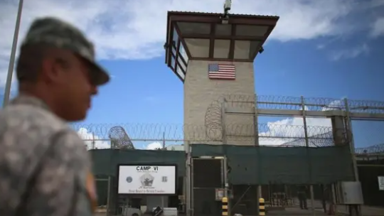 Trump gasta millonaria suma en enviar migrantes a Guantánamo