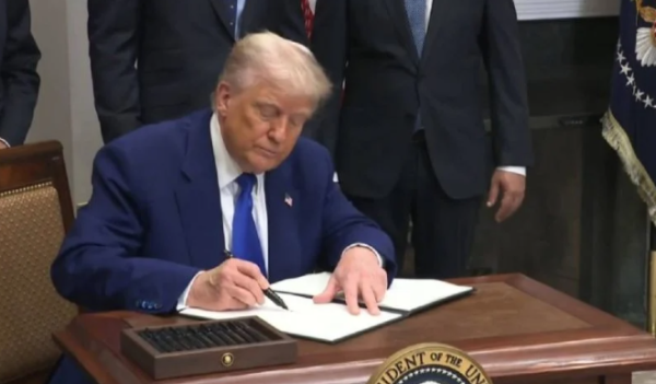 Trump firma decreto que exige a farmacéuticas reducir los precios de medicamentos en EU