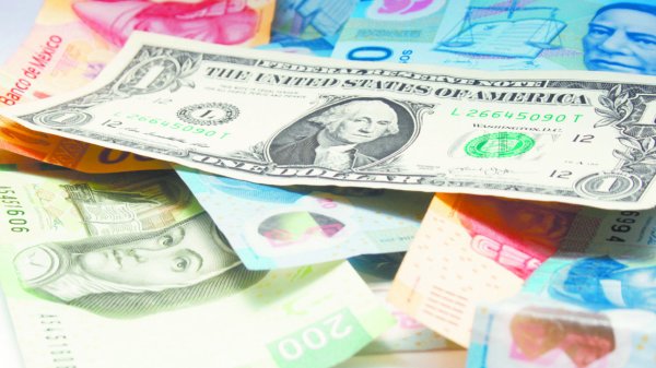 Peso mexicano se deprecia por fortalecimiento del dólar y caída de actividad industrial local