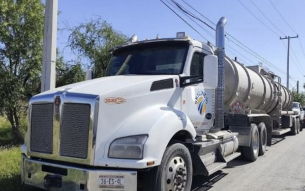 Aseguran pipas con 30 mil litros de combustible ilegal que entró de EU a Coahuila