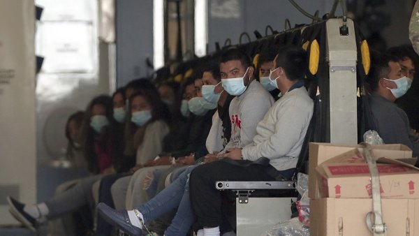FBI bajo Trump se centra en la inmigración irregular en lugar de los delitos de 'cuello blanco'