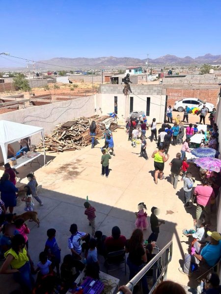 Carla Rivas lleva alegría a niñas y niños de la colonia Praderas con entrega de regalos