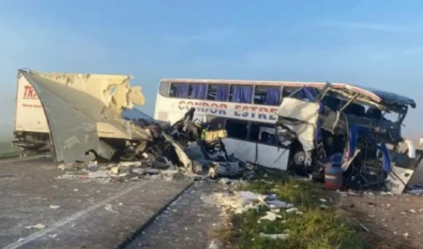 Choque frontal entre camión y autobús deja al menos cuatro muertos y 16 heridos en Argentina