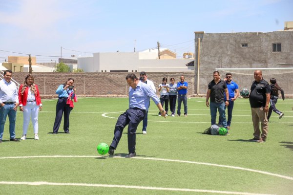 Valenciano y secretario de Educación inauguran cancha con pasto sintético en la 3014