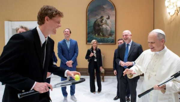 El papa León XIV, apasionado del tenis, recibe a Jannik Sinner, número uno del mundo, y bromean con jugar en una sala del Vaticano