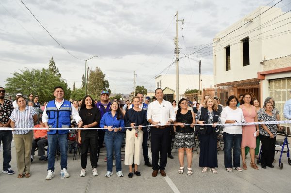 Alcalde Marco Bonilla y “La China” Frías inauguran obra de pavimentación en la calle Ignacio Altamirano