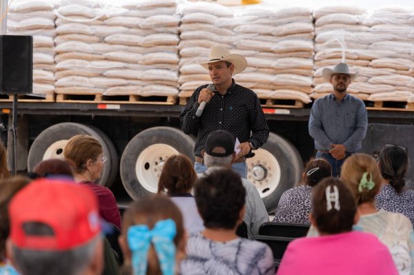Entrega alcalde Bonilla alimento para ganado a productores de la zona rural