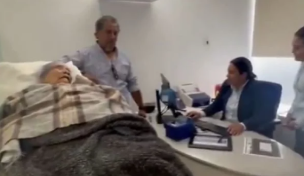 Mujer de 96 años es obligada a acudir en camilla a una sucursal de BBVA (video)