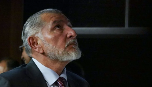 Las tres sombras de Adán Augusto López: empresas “persiguen” al político tabasqueño para ganar contratos por 270 mdp