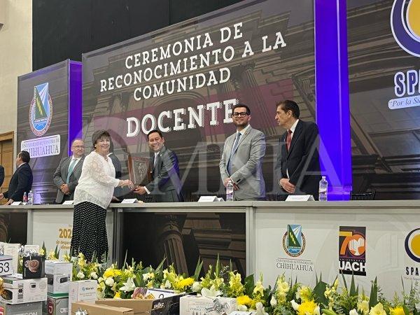 Reciben reconocimiento docentes de la UACH por su trayectoria