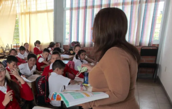 Sheinbaum anuncia aumento al salario de los maestros