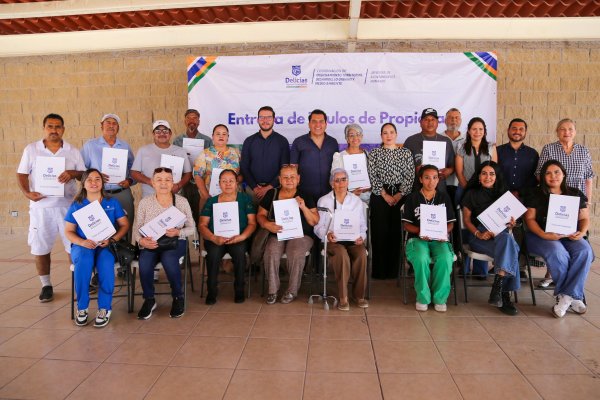 Entregan en Delicias títulos de propiedad a 40 familias de colonias urbanas y rurales
