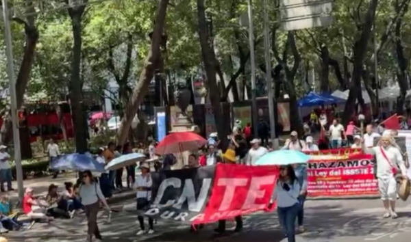 Maestros de la CNTE se movilizan en la CDMX: marchan e instalan plantón en el Zócalo