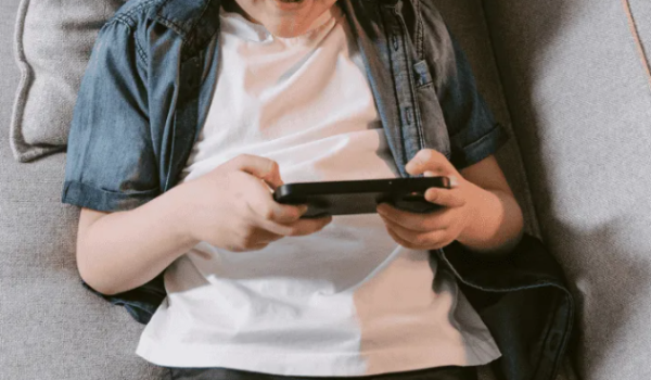 Proponen edad mínima en la UE para acceder a redes sociales