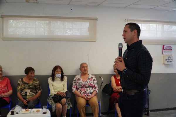 Presente en las colonias, José Luis Villalobos reconoce a las madres como base de la sociedad chihuahuense