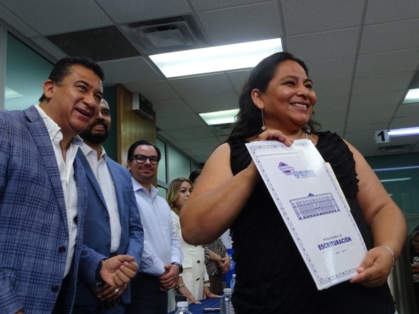 Se benefician 50 familias de Chihuahua y Aquiles Serdán con escrituración de sus viviendas en 13 colonias