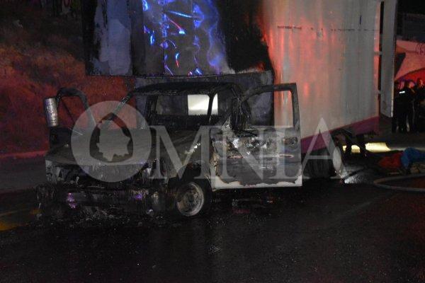 Incendio consume camión de mudanzas en el Periférico de la Juventud