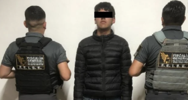 Catean casa del alcalde de Ahuazotepec, Puebla; hallan drogas, armas y detienen a su hijo