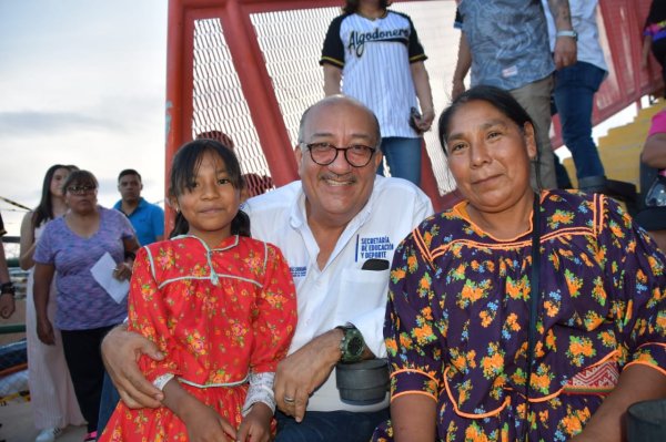 Entrega SEyD uniformes y útiles escolares a estudiantes de la primaria Héroes de la Revolución de Delicias