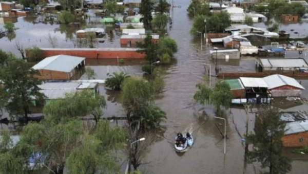 Fuertes lluvias inundan carreteras argentinas y obligan a evacuaciones (Videos)