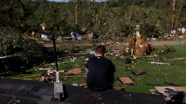 Reportan al menos 25 muertos por fuertes tornados en Kentucky y Misuri