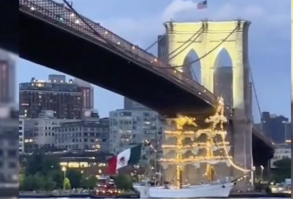 Buque de la escuela Armada de México choca contra el puente de Brooklyn en Nueva York