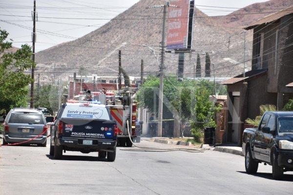 Fuego consume vehículo en la colonia Revolución; sin lesionados