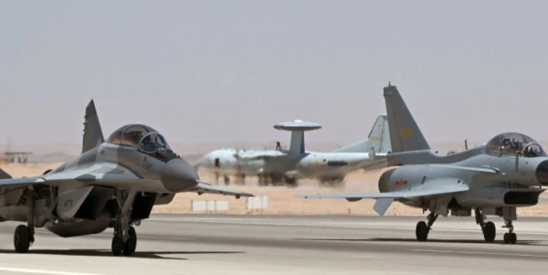 Muere tripulación de un avión de entrenamiento militar en accidente durante maniobras en Egipto