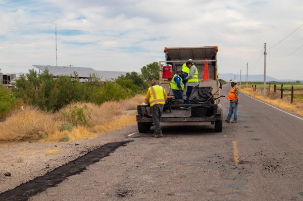 Trabaja Gobierno del Estado en rehabilitación de pavimento en Coordenada 50 en Meoqui