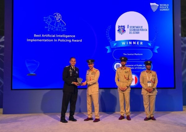 Chihuahua se posiciona como líder en seguridad pública con inteligencia artificial, al recibir premio en la Cumbre Mundial de la Policía en Dubái