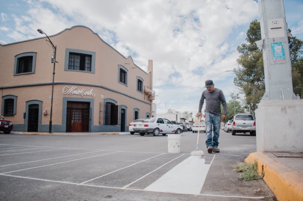 Camargo continúa pintando cruces peatonales para mejorar la imagen del centro de la ciudad