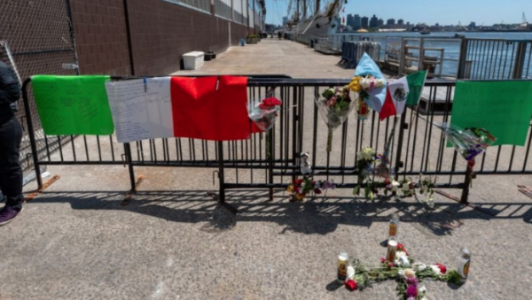 Colocan altar con flores, banderas y mensajes de apoyo frente al buque Cuauhtémoc en Nueva York