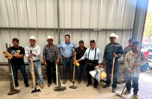 Entrega Noel Chávez material para combatir incendios forestales en Urique
