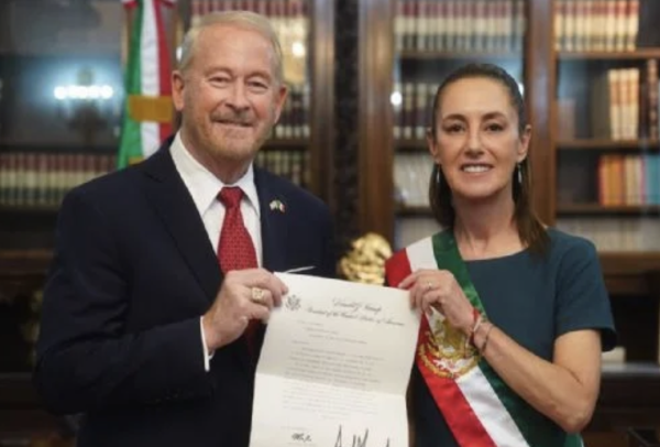 Sheinbaum recibe cartas credenciales del nuevo embajador de EU, Ronald Johnson