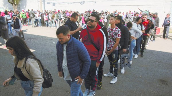 Corte de EU autoriza a Trump poner fin al Estatus de Protección Temporal a venezolanos